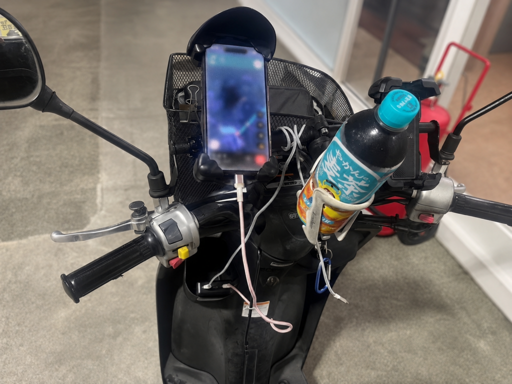 原付バイク用スマホホルダーと充電環境